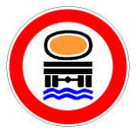 Figura e pyetjes: Sinjali në figurë ndalon qarkullimin e mjeteve që transportojnë lëndë, të cilat mund të ndotin ujin.