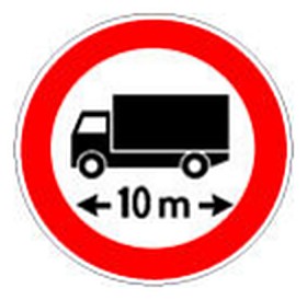 Figura e pyetjes: Sinjali në figurë lejon qarkullimi për mjete me gjatësi mbi 10 metra.