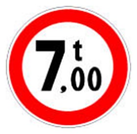 Figura e pyetjes: Sinjali në figurë ndalon qarkullimin e mjeteve me peshë faktike mbi 7 tonë.