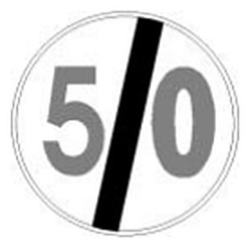 Figura e pyetjes: Sinjali në figurë tregon fundin e kufizimit të shpejtësisë prej 50 km/orë, të vendosur më parë.