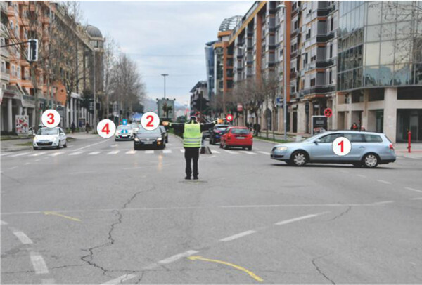Slika uz pitanje: U situaciji prikazanoj na slici policijsko vozilo 4:
