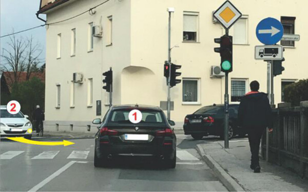 Slika uz pitanje: Kako ćete postupiti u situaciji prikazanoj na slici, ako upravljate vozilom 1: