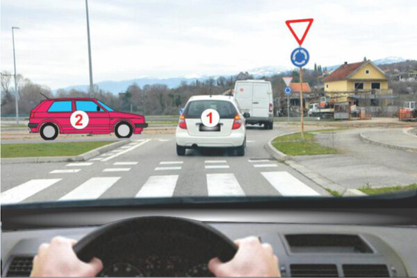 Slika uz pitanje: U situaciji prikazanoj na slici vozač vozila 1 postupiće po:
