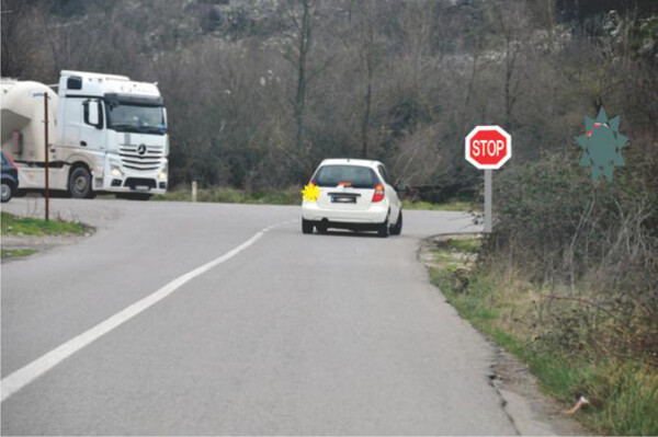 Slika uz pitanje: Vozač putničkog vozila u situaciji kao na slici, treba da: