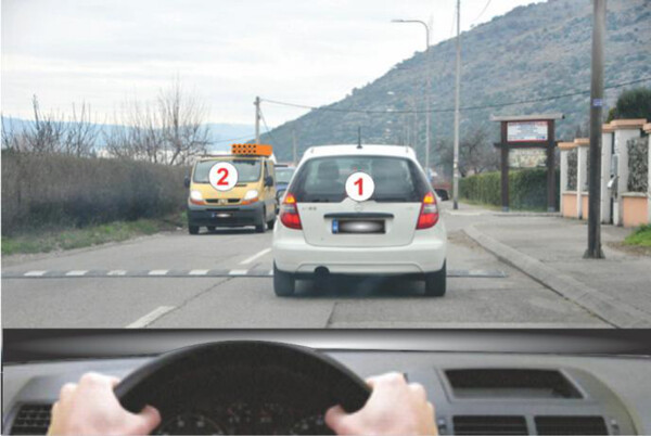 Slika uz pitanje: Radnja u kojoj se vozila 1 i 2 kreću suprotnim smjerovima kao na slici je: