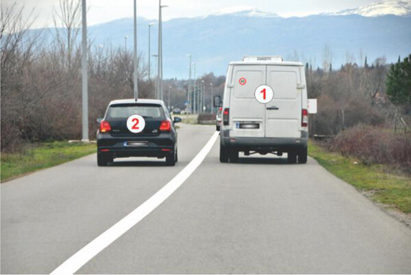 Slika uz pitanje: U situaciji prikazanoj na slici razdjelna linija označava: