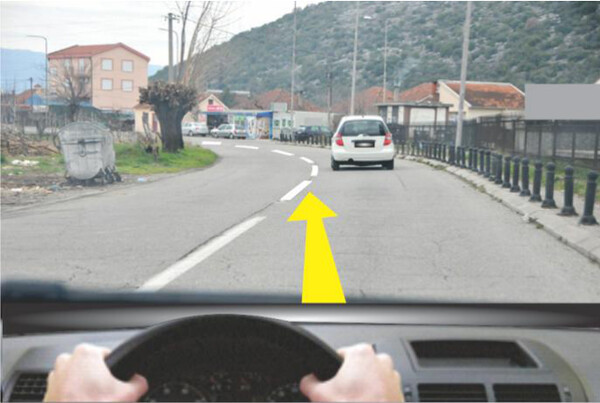 Slika uz pitanje: U situaciji prikazanoj na slici razdjelna isprekidana linija: