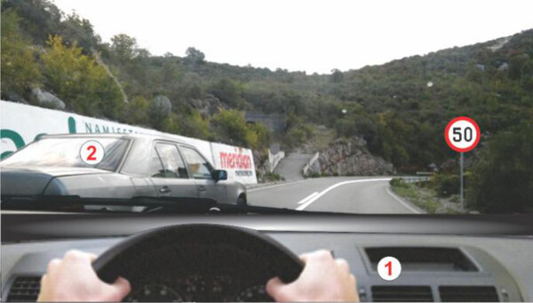 Slika uz pitanje: Kako ćete postupiti u situaciji kao na slici, kad vas pretiče putničko vozilo 2: