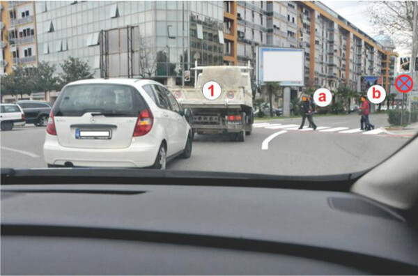 Slika uz pitanje: U situaciji prikazanoj na slici vozač teretnog vozila 1 neposredno nakon prolaska pješačkog prelaza: