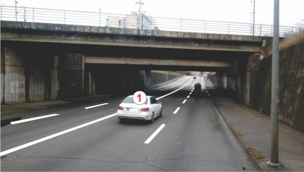 Slika uz pitanje: U situaciji prikazanoj na slici vozač vozila 1 u podvožnjaku: