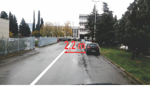 Slika uz pitanje: Uzdužna neisprekidana bijela linija, u situaciji kao na slici, označava: