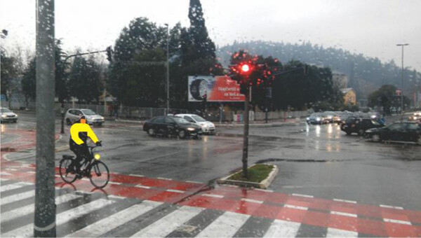 Slika uz pitanje: U situaciji prikazanoj na slici, crvene široke uzdužne linije preko pješačkog prelaza označavaju: