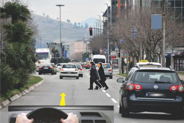 Slika uz pitanje: U situaciji prikazanoj na slici, kada pješaci prelaze kolovoz dužni su da: