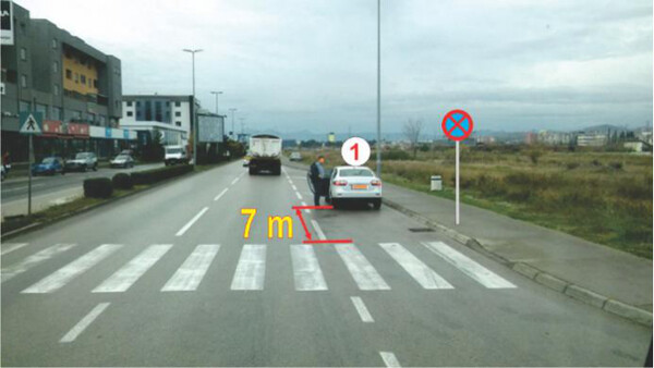 Slika uz pitanje: Na odstojanju manjem od pet metara ispred ili iza obilježenog pješačkog prelaza vozač sa vozilom: