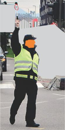 Slika uz pitanje: Znak koji daje policijski službenik na slici: