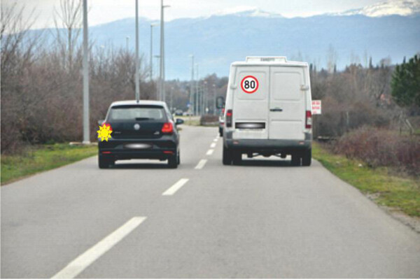 Slika uz pitanje: Brzina kretanja na 80 km/h ograničava se za teretna vozila čija najveća dozvoljena masa: