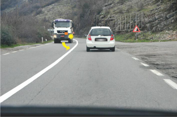 Slika uz pitanje: U situaciji prikazanoj na slici tereno vozilo: