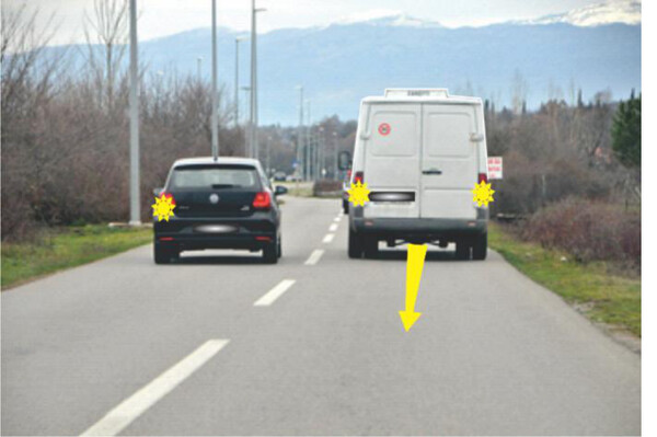 Slika uz pitanje: Na preglednom dijelu puta, kao u situaciji na slici, kretanje teretnom vozilu unazad: