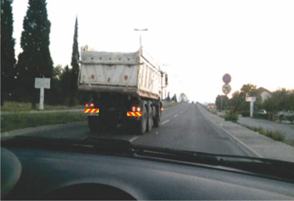 Slika uz pitanje: U situaciji kao na slici vozač teretnog vozila se kreće kolovoznom trakom u jednom smjeru: