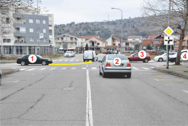 Slika uz pitanje: U situaciji prikazanoj na slici redoslijed prolaska vozila je: