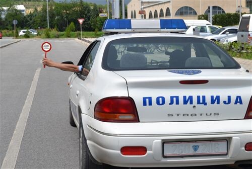 Слика за прашањето: Возачот на возилото, кон кое униформираниот полициски службеник го дава знакот со помош на табличка од полициско возило…