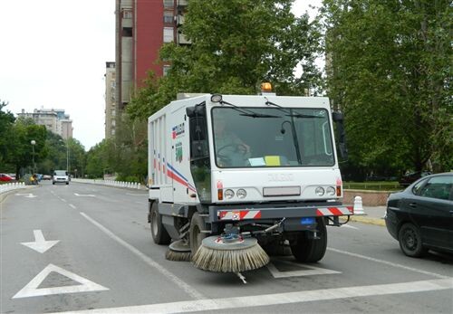 Слика за прашањето: Возилото што е наменето за одржување на патишта (како на сликата) задолжително треба да има вградено најмалку едно роти…