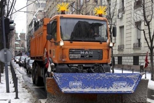 Слика за прашањето: Возачот, кој ќе наиде на возило со вградено најмалку едно ротирачко светло што дава светлина во жолта боја (како на сли…