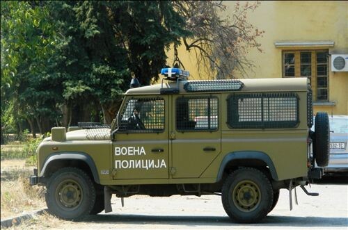 Слика за прашањето: Возилото прикажано на сликата припаѓа во групата на возила со првенство на минување и треба да биде означено со: