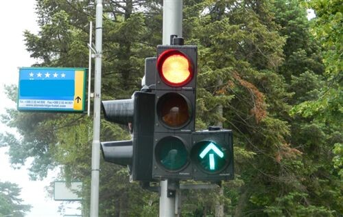 Слика за прашањето: Според светлосните сигнали на уредот за давање на светлосни сообраќајни знаци прикажани како на сликата:
