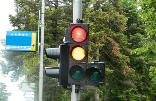 Слика за прашањето: Светлата на уредот за давање на светлосни сообраќајни знаци (како на сликата), за учесниците во сообраќајот, означуваат: