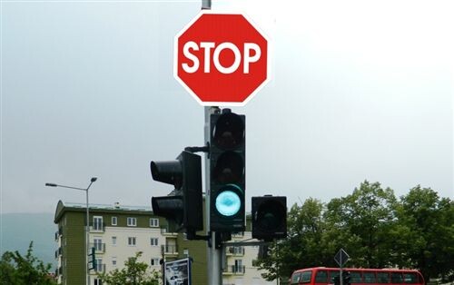 Слика за прашањето: Според начинот на кој е регулиран сообраќајот на крстосницата како на сликата, возачот е должен: