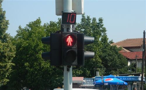Слика за прашањето: Тајмерот поставен над уредот за давање светлосни сообраќајни знаци (како на сликата) означува: