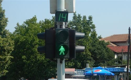 Слика за прашањето: Тајмерот поставен над уредот за давање светлосни сообраќајни знаци (како на сликата) означува:
