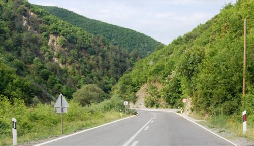 Слика за прашањето: Рабовите на коловозот на јавен пат наменет за сообраќај во две насоки, се обележуваат со столбчиња кои имаат ретрорефле…