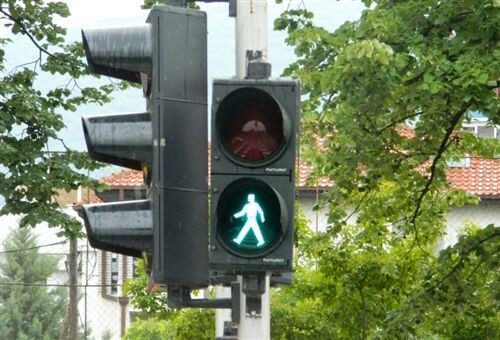 Слика за прашањето: Според светлосниот знак на уредот за давање на светлосни сообраќајни знаци (како на сликата) дозволено е минување:
