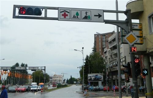 Слика за прашањето: Тајмерот поставен на уредот за давање светлосни сообраќајни знаци (како на сликата) означува: