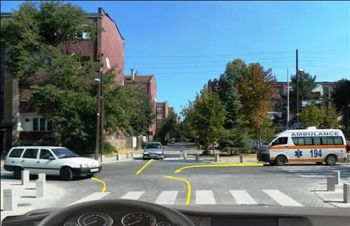 Слика за прашањето: Според правилата за првенство на минување на крстосницата прикажана на сликата, јас: