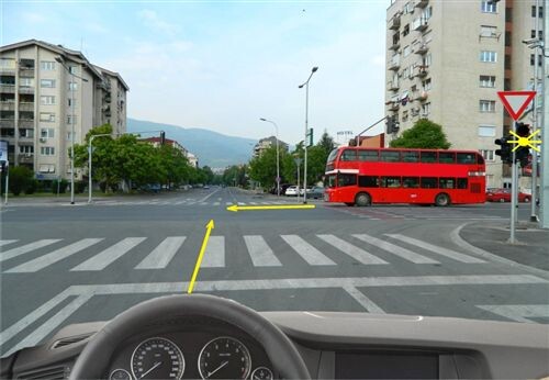 Слика за прашањето: Според ситуацијата прикажана на сликата, кога на уредот за давање на светлосни сообраќајни знаци е вклучено жолтото тре…