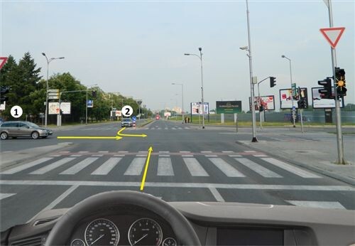 Слика за прашањето: Според ситуацијата прикажана на сликата, кога на уредот за давање на светлосни сообраќајни знаци е вклучено жолтото тре…