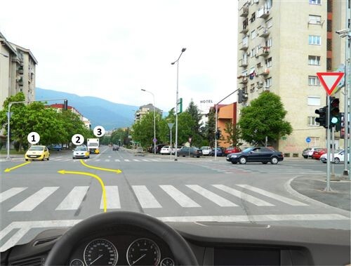 Слика за прашањето: Според начинот на регулирање на сообраќајот на крстосница како на сликата, јас: