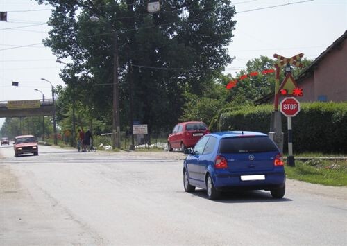 Слика за прашањето: Возачот на патничкиот автомобил (како на сликата) се наоѓа пред премин на патот преку железничка пруга:
