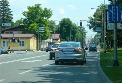 Слика за прашањето: На задната страна на возилото, треба да бидат вградени едно или две светла за возење наназад, кои даваат светлост во: