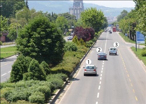 Слика за прашањето: Според ситуацијата прикажана на сликата, неправилно се движи возилото означено со: