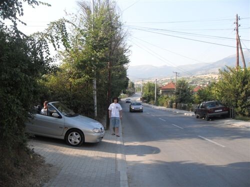 Слика за прашањето: Според ситуацијата како на сликата, возачот на патничкиот автомобил, кога се вклучува во сообраќај на пат во насока дес…
