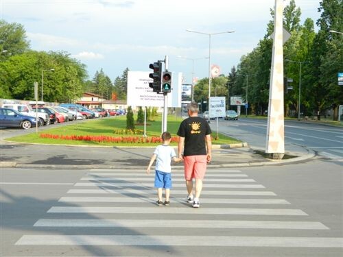 Слика за прашањето: На обележан пешачки премин, на кој сообраќајот е регулиран со светлосни сообраќајни знаци за пешаци, пешакот е должен: