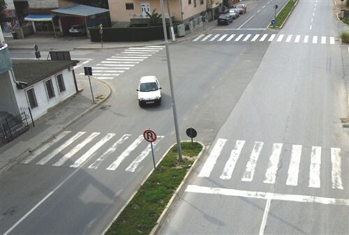 Слика за прашањето: Возачот на патничкото возило (прикажано на сликата), при свртување надесно: