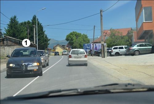 Слика за прашањето: Возачот на патничкото моторно возило означено со број 1, кој има намера да сврти налево на овој дел од патот, прикажан…