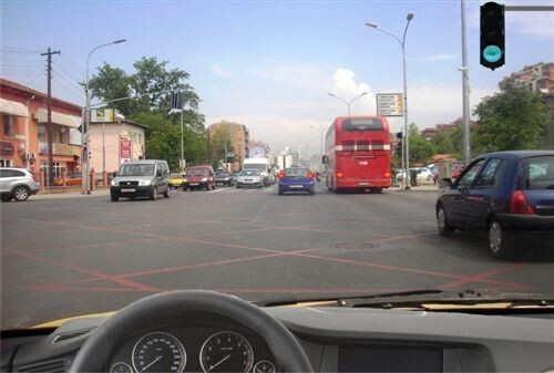 Слика за прашањето: Кога со светлосен сообраќаен знак е дозволено минување на крстосницата, прикажана како на сликата, јас со возилото: