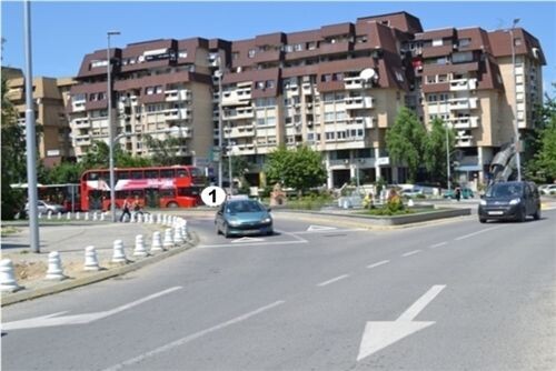 Слика за прашањето: Возилото на авто школата означено со број 1 прикажано на сликата: