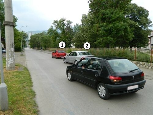 Слика за прашањето: Според ситуацијата како на сликата, возачот на патничкото возило со број 2:
